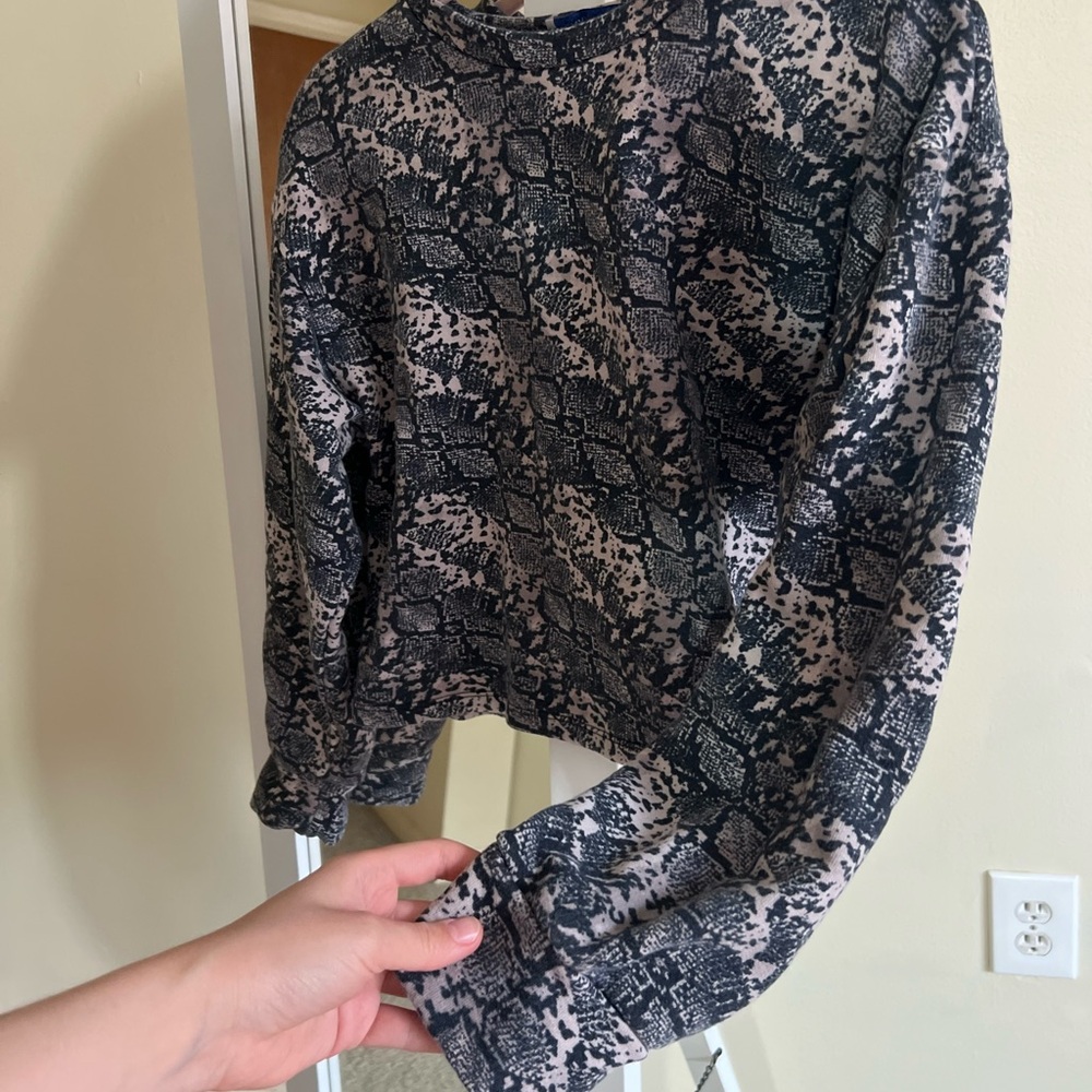 ZARA Women's Black and Gray Snake Print top - cropped sweatshirt top